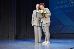 Сотрудников скорой помощи поздравили с профессиональным праздником